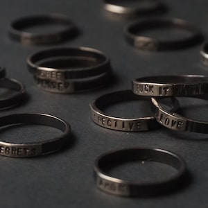 Anillo con palabra personalizada, anillo rústico de plata simple, anillo inspirador, anillo con nombre, anillo estampado a mano, joyería motivacional y personalizada