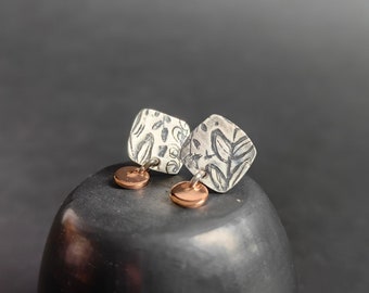Pendientes de plata de ley con grabado botánico, delicados y únicos, joyas hechas a mano, acento chapado en oro rosa diminuto, pendientes pequeños y dulces