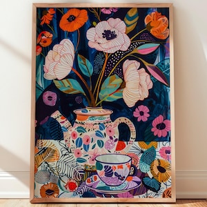 Peut inclure: Une impression d'art encadrée représentant une théière et une tasse avec un bouquet de fleurs. L'œuvre présente un fond bleu foncé avec des fleurs orange, roses et blanches. La théière et la tasse sont décorées de motifs colorés.