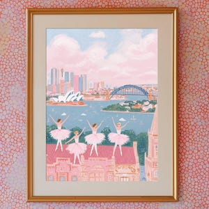 Peut inclure: Une affiche encadrée représentant un paysage urbain rose et bleu avec l'Opéra de Sydney et le Harbour Bridge. Cinq danseuses en tutus roses sont sur un toit. L'œuvre est dans un cadre doré, sur un fond rose texturé.