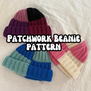 Pode incluir: Três gorros de crochê em diferentes combinações de cores. Os gorros são feitos com um design patchwork. O texto "PATCHWORK BEANIE PATTERN" está sobreposto à imagem.