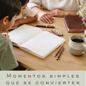 Guía de estudio bíblico en español para niños y familia — madre e hijos completando páginas de reflexión y notas de capítulo en la mesa, con Biblia, café y flores. Descarga instantánea, imprime en casa, Aesthetic Modern Faith.