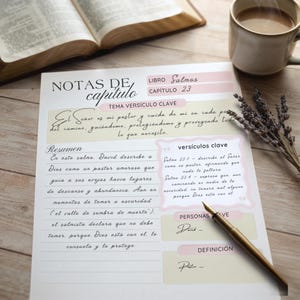 Página de Notas de Capítulo de Estudio Bíblico en Español, escrita a mano junto a una Biblia abierta, café y lavanda — Spanish Bible study journal page lifestyle photo