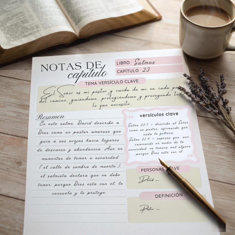 Página de Notas de Capítulo de Estudio Bíblico en Español, escrita a mano junto a una Biblia abierta, café y lavanda — Spanish Bible study journal page lifestyle photo