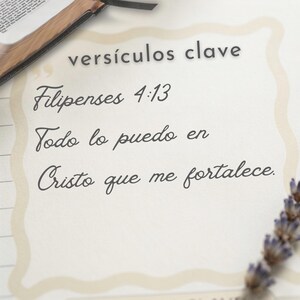 Guía de estudio bíblico en español, primer plano de la caja de versículo clave con Filipenses 4:13 escrito a mano junto a una Biblia y lavanda