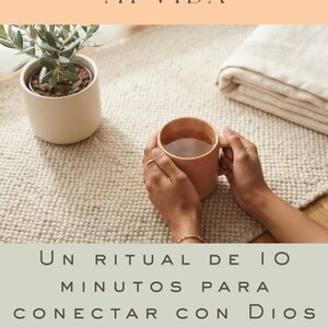 A vertical Pinterest pin graphic for a Spanish Bible study guide. The top section shows a person journaling on a rug with a candle and mug. Text reads: EL HÁBITO MATUTINO QUE ESTÁ CAMBIANDO MI VIDA. The middle shows hands with a mug, plant, and blanket, with text: UN RITUAL DE 10 MINUTOS PARA CONECTAR CON DIOS. The bottom section displays printable journal pages with Spanish headers. Text at the bottom: GUÍA DE ESTUDIO BÍBLICO EN ESPAÑOL. print at home · instant download. AESTHETIC MODERN FAITH.