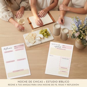 Guía de estudio bíblico en español, rutina matutina de fe — mujer escribiendo en diario de reflexión con café y vela, páginas imprimibles de estudio bíblico, tracker semanal y notas de capítulo. Descarga instantánea, Aesthetic Modern Faith.