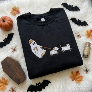 Broderad tröja med spökhund, Halloween-tröja med rund hals, rolig tröja med hundälskare, läskig säsongströja, Halloween-present till husdjursägare