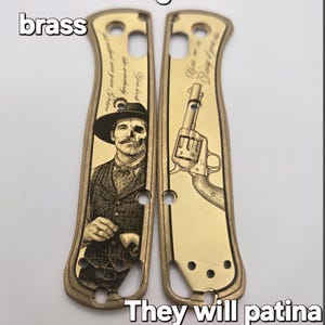 Könnte beinhalten: Zwei kundenspezifisch gravierte Messerschalen aus Messing. Eine Schale zeigt ein graviertes Bild eines Mannes mit Hut und Totenkopfgesicht. Die andere Schale zeigt ein graviertes Bild eines Revolvers. Der Text "Custom engraved brass" und "They will patina nicely with use" sind ebenfalls sichtbar.