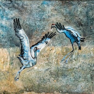 Puede incluir: Pintura abstracta de dos grullas en vuelo. Las aves están representadas con plumas azules y blancas sobre un fondo texturizado de gris, azul y beige. La obra de arte evoca una sensación de movimiento y naturaleza.