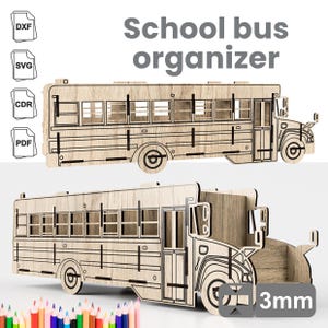 Può includere: Un organizzatore per bus scolastico in legno con uno spessore di 3 mm. L'autobus ha una carrozzeria gialla con finestre nere e una porta nera. L'autobus è progettato per contenere matite, penne e altri materiali scolastici.