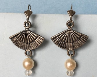 Handcrafted open fan and pearl earrings