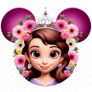 Puede incluir: Una ilustración de dibujos animados de una princesa con cabello castaño que lleva una tiara y un vestido morado. Está rodeada de flores rosas, blancas y amarillas. La princesa lleva pendientes rosas y tiene grandes ojos marrones. El fondo es de orejas de Mickey Mouse rosas y moradas.