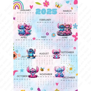 Op de afbeelding: Een kalender voor 2025 met een blauw cartoonfiguur met een roze hart. Elke maand is geïllustreerd met een andere scène met het figuur. De kalender is versierd met bloemen, sterren en regenbogen.