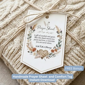 Può includere: Uno scialle da preghiera beige a trecce è legato con spago, con un'etichetta decorativa attaccata. L'etichetta presenta le parole "Prayer Shawl" e un messaggio sul conforto e la grazia, circondato da illustrazioni floreali. È visibile anche il testo "Handmade Prayer Shawl and Comfort Tag".