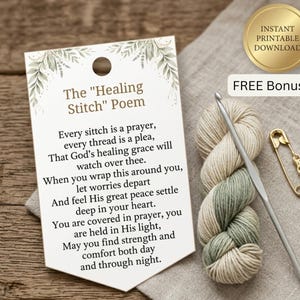 Puede incluir: Imagen de un conjunto de materiales de manualidades. Incluye una etiqueta con el poema "The Healing Stitch Poem", un ovillo de lana crema y verde, un ganchillo plateado y un imperdible dorado. También hay una etiqueta "FREE Bonus".