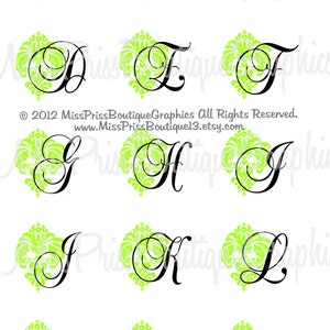 Puede incluir: Un conjunto de 16 letras del alfabeto en fuente de escritura negra sobre un fondo de damasco verde. Las letras tienen forma de corazón.