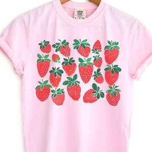 Strawberry Shirt, Summer Shirt, Cottagecore, Strawberries Tshirt, Strawberry Aesthetic, Strawberry T-Shirt, Cute Shirts Women, Fruit Tops