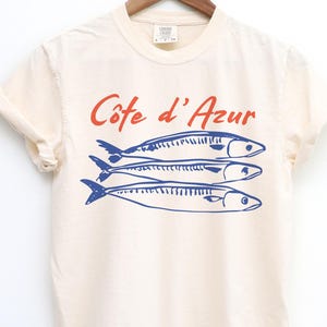 フレンチ・リビエラ・シャツ、コート・ダジュール、イワシTシャツ、フランス・トラベルTシャツ、海岸美、レトログラフィックTシャツ、フランス・バケーション、地中海