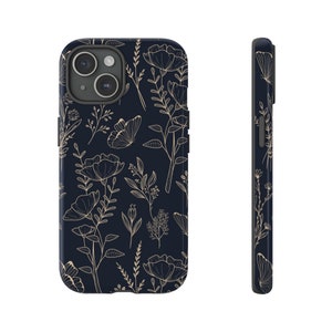 Puede incluir: Una funda de tel&eacute;fono negra con un patr&oacute;n floral en dorado. La funda tiene un recorte para la lente de la c&aacute;mara.