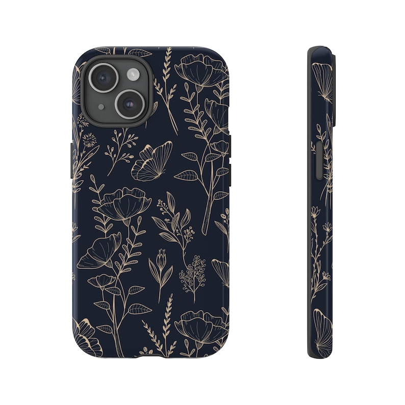 Puede incluir: Una funda de tel&eacute;fono negra con un patr&oacute;n floral en dorado. La funda tiene un recorte para la lente de la c&aacute;mara.