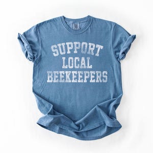 Camiseta de apicultor, camiseta de apoyo a los apicultores locales, camiseta de abejas, estética vintage, camiseta de apicultor, compra local, camiseta de apicultura Blue Jean