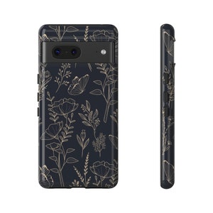 Puede incluir: Una funda de tel&eacute;fono negra con un patr&oacute;n floral en dorado. La funda tiene un recorte para el objetivo de la c&aacute;mara.