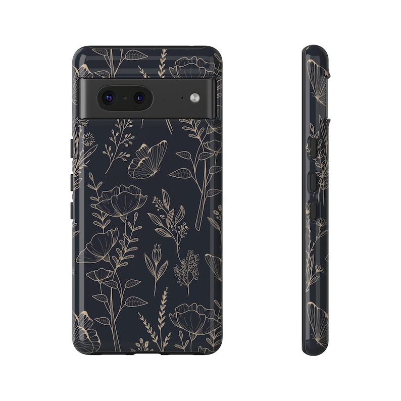 Puede incluir: Una funda de tel&eacute;fono negra con un patr&oacute;n floral en dorado. La funda tiene un recorte para el objetivo de la c&aacute;mara.