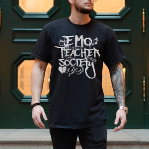 Emo-tröja, emo-lärartröja, retrografik-tröja, bekväma färger, goth-lärartröja, 90-tals retro-tröja, Y2K-tröja, retro 2000-talsskjorta, alternativ tröja bild 3