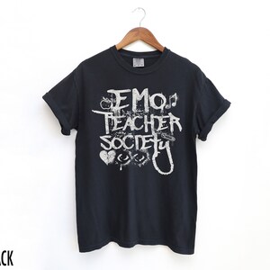 Emo-tröja, emo-lärartröja, retrografik-tröja, bekväma färger, goth-lärartröja, 90-tals retro-tröja, Y2K-tröja, retro 2000-talsskjorta, alternativ tröja bild 4