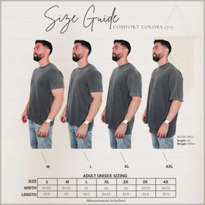 Puede incluir: Gu&iacute;a de tallas para camisetas unisex para adultos Comfort Colors 1717. La imagen muestra cuatro modelos con camisetas grises de diferentes tallas, con una tabla de tallas debajo. La tabla proporciona medidas en cm para las tallas S a 4XL, incluyendo ancho y largo.