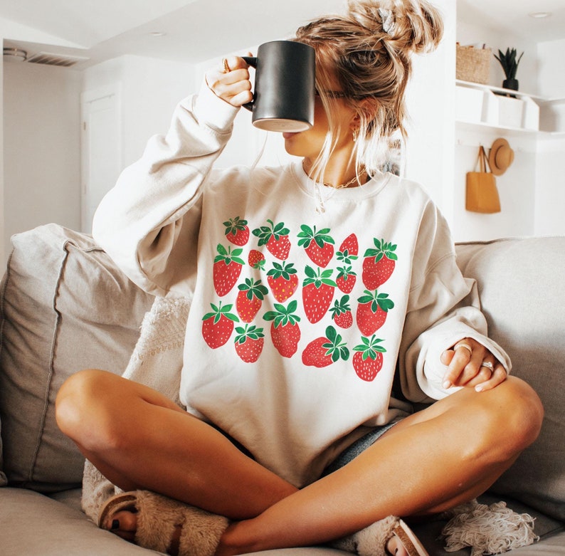 Strawberry Sweatshirt, Strawberries Crewneck, Cute Strawberry Shirts, Trendy Fruit Shirt, Strawberry Sweater, Fruit Lover Sweatshirt Women