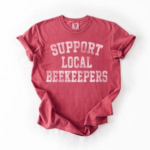 Camiseta de apicultor, camiseta de apoyo a los apicultores locales, camiseta de abejas, estética vintage, camiseta de apicultor, compra local, camiseta de apicultura imagen 3