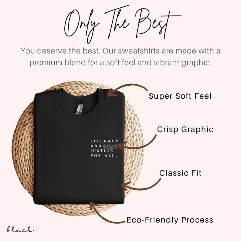Puede incluir: Sudadera negra con el texto "Literacy and Justice for All". La imagen destaca las caracter&iacute;sticas de la sudadera: tacto supersuave, gr&aacute;fico n&iacute;tido, corte cl&aacute;sico y proceso ecol&oacute;gico. Las palabras "Only The Best" est&aacute;n en la parte superior.