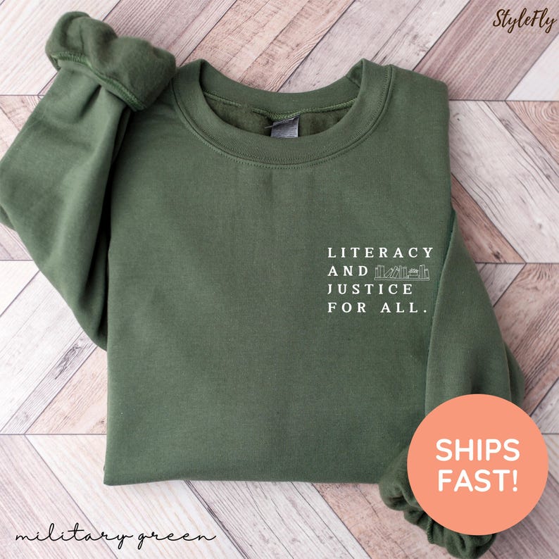 Puede incluir: Sudadera verde militar con el texto "LITERACY AND JUSTICE FOR ALL." en blanco. La sudadera tiene cuello redondo y mangas largas. La marca "StyleFly" est&aacute; en la esquina superior derecha.
