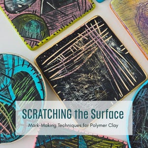 Puede incluir: Una colección de baldosas de arcilla polimérica coloridas con varios diseños de marcas de rasguños. Las baldosas presentan una gama de colores, incluyendo negro, azul, amarillo y rosa, con el texto "SCRATCHING the Surface" y "Mark-Making Techniques for Polymer Clay".