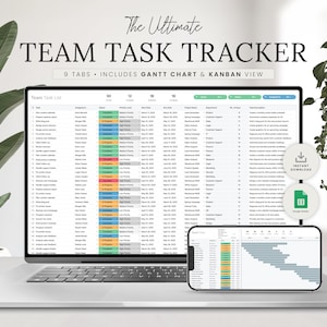 Può includere: Un laptop e uno smartphone mostrano un foglio di calcolo con un tracker delle attività di squadra. Il foglio di calcolo ha nove schede, tra cui un diagramma di Gantt e una vista Kanban. Il testo "The Ultimate TEAM TASK TRACKER" è visualizzato nella parte superiore dell'immagine.