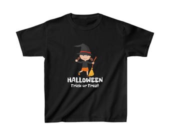 Könnte beinhalten: Schwarzes T-Shirt mit einer Comic-Hexe, die einen Besen hält. Der Text "HALLOWEEN Trick or Treat" ist in Weiß auf das Shirt gedruckt.