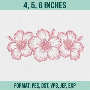 Op de afbeelding: Een borduurontwerp met drie roze hibiscusbloemen in een horizontale rij. De tekst 4, 5, 6 INCHES staat bovenaan en de tekst FORMAT: PES, DST, VP3, JEF, EXP staat onderaan de afbeelding.