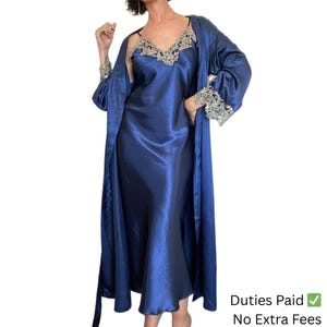 Marineblauwe lange satijnen nachtjapon en kamerjasset