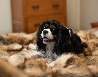 Luxury Arctic Faux Fur Dog Blanket – Heavyweight Pet Bedding, Washable Throw