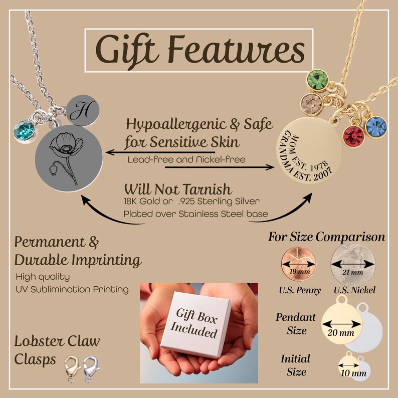Pu&ograve; includere: Una collana d'oro con un ciondolo rotondo che dice "MOM EST. 1978 GRANDMA EST. 2007". La collana ha diverse piccole pietre preziose colorate attaccate ad essa. La collana &egrave; mostrata accanto a una scatola regalo e un grafico di confronto delle dimensioni con un penny americano e un nickel americano.