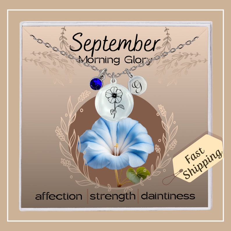 Pu&ograve; includere: Una collana d'argento con un ciondolo di cristallo blu, un ciondolo d'argento con un fiore di campanula e un ciondolo d'argento con la lettera G. La collana &egrave; in una scatola bianca con le parole "September Morning Glory" e "affection strength daintiness" stampate su di essa. La scatola ha anche un'etichetta bianca con le parole "Fast Shipping" stampate su di essa.