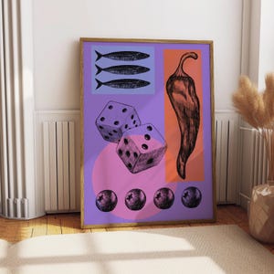 Könnte beinhalten: Ein abstrakter Kunstdruck in Lila und Orange mit einer Chilischote, Würfeln, Fischen und Blaubeeren. Der Druck ist in einem Holzrahmen gerahmt.
