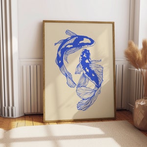 Pode incluir: Uma impress&atilde;o emoldurada com fundo creme apresentando dois peixes koi azuis nadando em um design estilizado.
