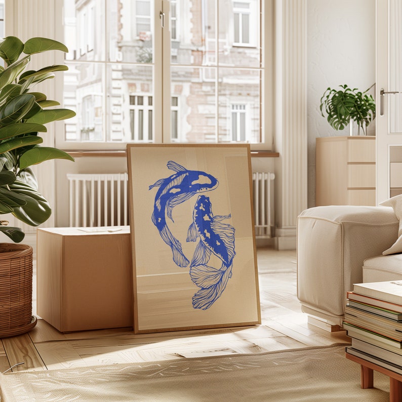 Pode incluir: Uma impress&atilde;o emoldurada de dois peixes koi azuis nadando em um design estilizado. A impress&atilde;o &eacute; em um fundo creme e &eacute; emoldurada em uma moldura de madeira simples.