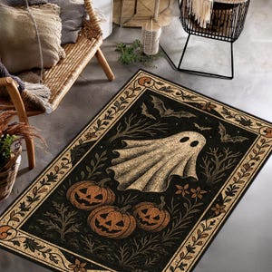 Può includere: Tappeto rettangolare a tema Halloween con sfondo nero, un fantasma, zucche e pipistrelli. Il tappeto ha un bordo decorativo con motivi floreali e di foglie nei toni del marrone e dell'arancione.