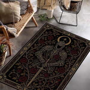 Può includere: Tappeto rettangolare nero con un disegno di cavaliere. Il tappeto presenta un'illustrazione dettagliata di un cavaliere in armatura che tiene una spada, circondato da rose rosse e dettagli dorati. Il tappeto ha un bordo decorativo.