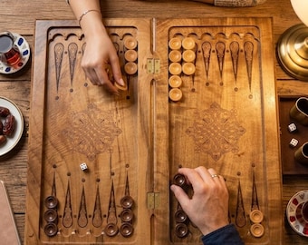 Juego de backgammon de madera tallada a mano, juego de mesa de lujo, regalo personalizado para hombres, arte grabado con nudo celta, juego único de primera calidad.