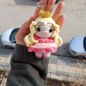 Gehäkelte handgemachte Prinz Keychain Amigurumi - entzückender königlicher Charakter für Taschenanhänger, perfektes Geschenk für Kinder und Prinzessinliebhaber